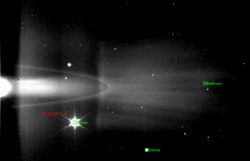 Snímek pořízený sondou Cassini, na němž byl objeven měsíc Anthe (vyznačen červeně)