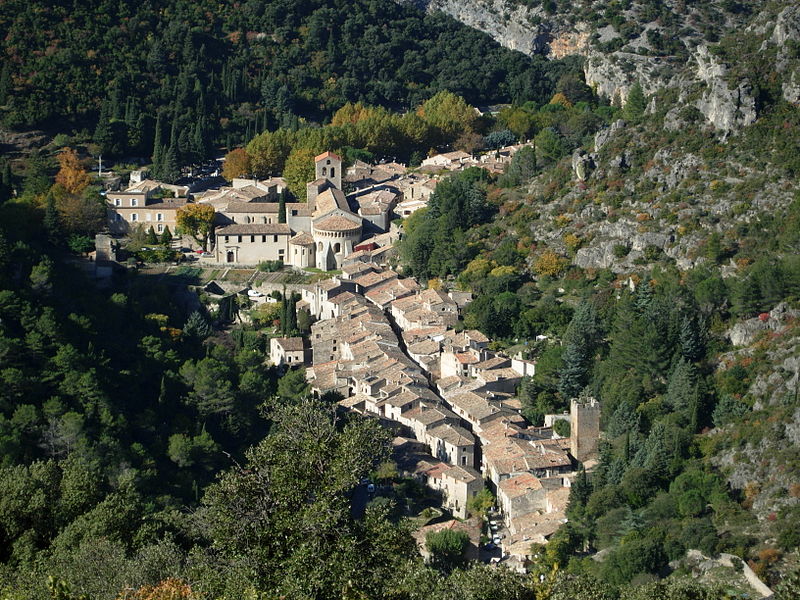 File:Saint-Guilhem-le-Desert vue3.JPG