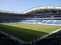 Der Stadioninnenraum des fertiggestellten Stadions mit Blick auf die Haupttribüne