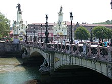 Le pont María Cristina, avec la gare du Nord