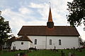 Foto einer Kirche mit Friedhof im Vordergrund