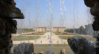 Palácio de Schönbrunn em Viena, Áustria, visto através da Fonte de Netuno. (definição 5 426 × 2 982)