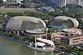 Esplanade – Theatres on the Bay i Singapore er et senter for scenekunst som ble innviet i 2002. Kuppelformen minner om frukten durian, og de doble kuplene har gitt anlegget kallenavnet Kjempedurianene. Foto: Basile Morin