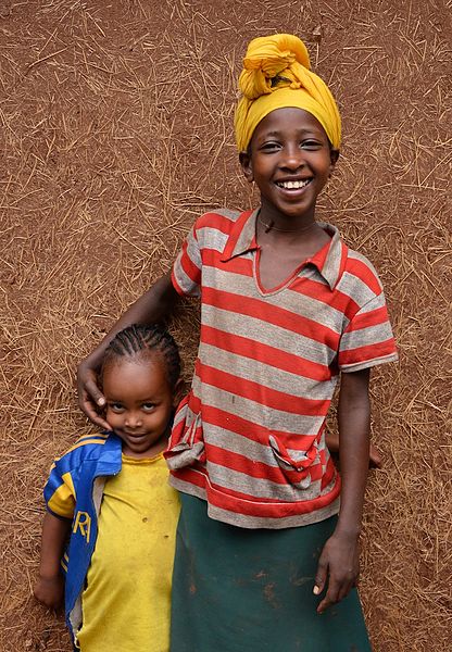 File:Sisters, Ethiopia (15224395992).jpg