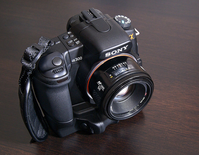 File:Sony a 300 with vertical grip.jpg - Wikimedia Commons