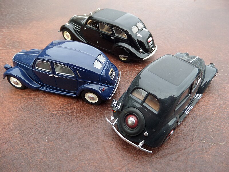 File:Split rear windows on late 1930s saloons- Lancia Aprilia, Peugeot 402 & Fiat 6c-1500 (13644270574).jpg