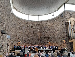 St. Martin, Idstein, choirs in concert, applause after Bach Ascension oratorio, with organ.jpg