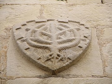 Escut de la família Gener a la façana nord de la capella dels Gener i Ros.