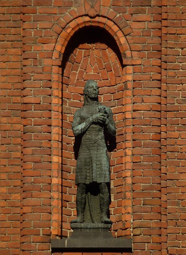 Olof Skötkonung as imagined by Ansgar Almquist in the 1920s, statue at Stockholm City Hall.