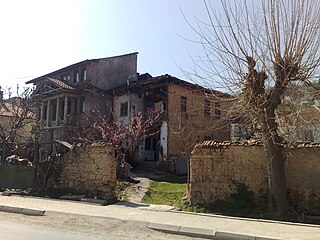 Стара и нова македонска куќа во Драчево