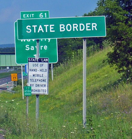 Sign along eastbound NY 17 marking return to New York after its brief foray into Pennsylvania