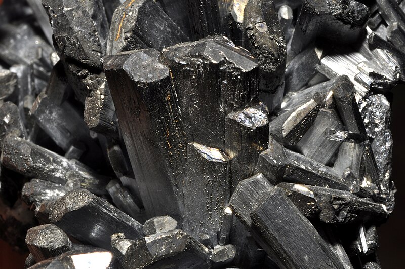 File:Stibine (=stibnite)4 (Roumanie).jpg