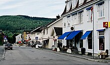 Foto einer Straße mit einigen Häusern auf der rechten Seite