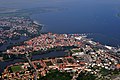 Von oben erkennt man die Lage der Stadt an der Ostsee.