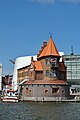 Das Lotsenhaus Stralsund, links das SRB Hertha Jeep. Im Hintergrund das Ozeaneum Stralsund.