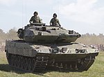 Modern stridsvagn typ stridsvagn 122. Notera dess många sluttande pansarplattor på både torn och skrov.
