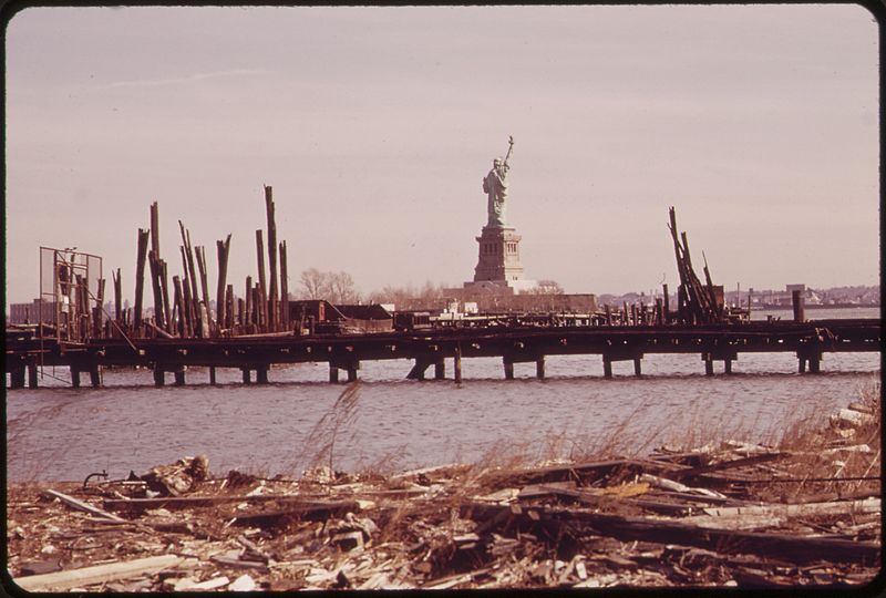 File:TRASH COVERS DUMPING AREA DESIGNATED AS A FUTURE PARK (LIBERTY STATE PARK). STATUE OF LIBERTY APPEARS IN BACKGROUND - NARA - 549760.jpg