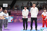 Deutsch: Tischtennis bei den Olympischen Jugendspielen 2018; Tag 9, 15. Oktober 2018; Mixed Medaillenzeremonie - Gold: Yingsha Sun & Wang Chuqin (CHN), Silber: Miu Hirano & Tomokazu Harimoto (JPN), Bronze: Su Pei-ling & Lin Yun-ju (TPE)); Medaillen-Verleiher: IOC member Ryu Seung-minu (KOR), Maskottchen-Verleiher: ITTF Vice-Presiden Nestor Tenca (ARG) English: Table tennis at the 2018 Summer Youth Olympics at 15 October 2018 – Mixed Medal Ceremony - Gold: Yingsha Sun & Wang Chuqin (CHN), Silver: Miu Hirano & Tomokazu Harimoto (JPN), Bronze: Su Pei-ling & Lin Yun-ju (TPE)); Medal presenter: IOC member Ryu Seung-minu (KOR), Mascot presenter: ITTF Vice-Presiden Nestor Tenca (ARG)