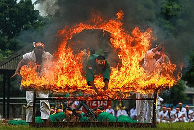 Seseorang melompat ke dalam api sebagai bagian dari tarian lompat api