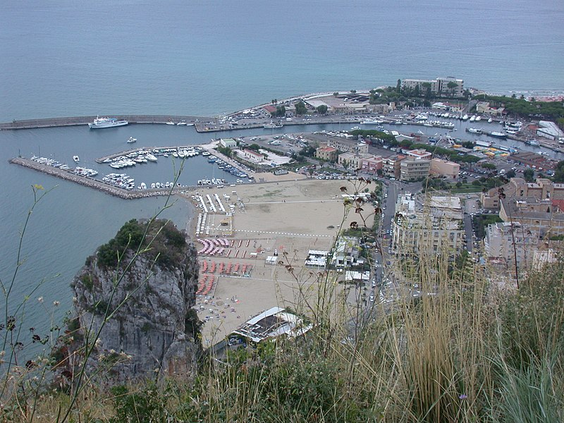 File:TerracinaPortoCanale.jpg