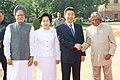 Tổng thống Hàn Quốc Roh Moo-Hyun và phu nhân được Tổng thống APJ Abdul Kalam và Thủ tướng Manmohan Singh tiếp đón tại Lễ đón tại New Delhi vào ngày 05 tháng 10 năm 2004