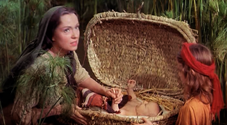 Martha Scott (Yochebed) mettant son fils Moïse bébé (Fraser Heston) dans son panier d’osier ; à droite Heather, la fille de Henry Wilcoxon, sœur de Moise dans le film.
