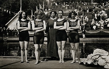 Photographie noir blanc : quatre femmes en maillot de bain