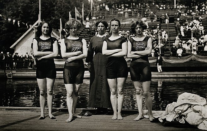Le relais britannique du 4 × 100 mètres nage libre aux Jeux olympiques de Stockholm de 1912.De gauche à droite : Isabella Moore, Jennie Fletcher, le chaperon et entraîneuse Clara Jarvis[177], Annie Speirs et Irene Steer.