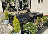 Tombe de la famille Dassault au cimetière de Passy.