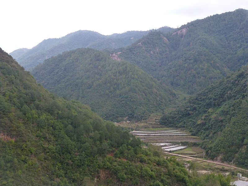 File:Tonghai Xian - S214 - descent from Lishan to Gaoda - P1360564.JPG