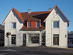 Haus mit Seitenrisaliten und Läden - 53°41′53″N 9°43′06″E﻿ / ﻿Ahrenloher Straße 16, 18﻿ / 53.698108; 9.718268 - Bauzeitː Wilhelminische Epoche