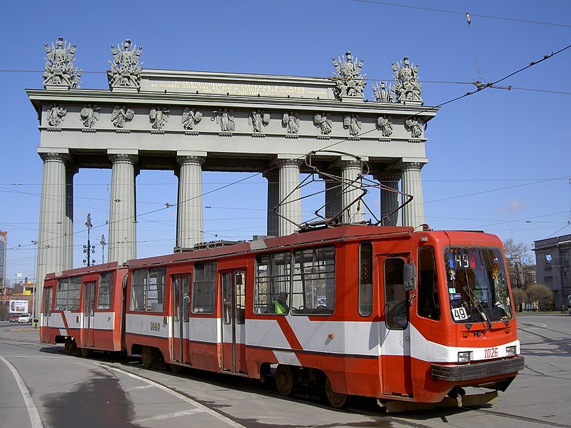 File:TramMoskovskiyeVorotaSquare2008-04-12-1026.jpg