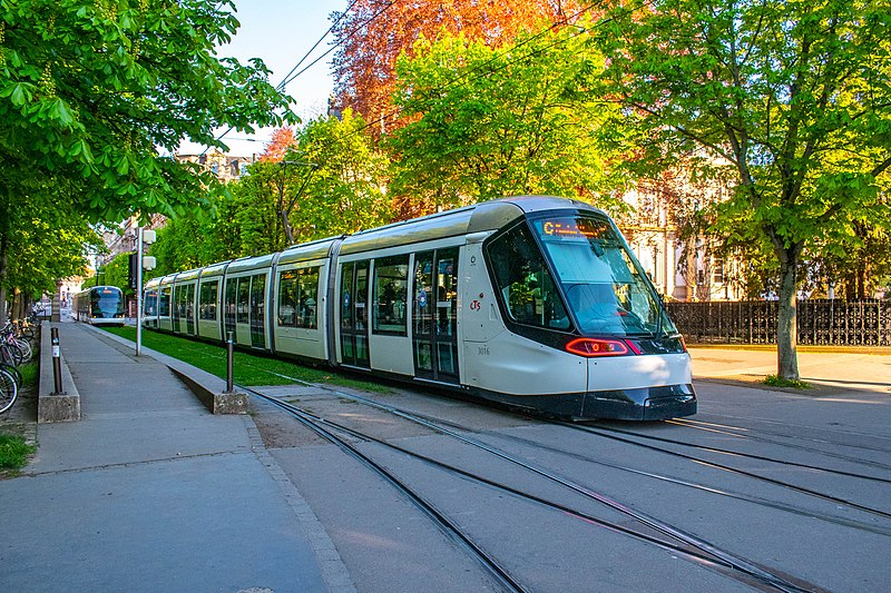 File:Tramway de Strasbourg - République.jpg