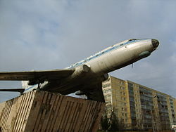 Самолёт Ту-104 (до реставрации) на постаменте