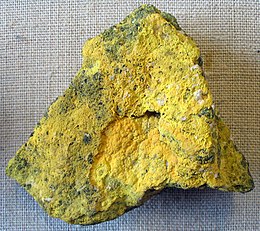 Tungstite on ferberite.jpg