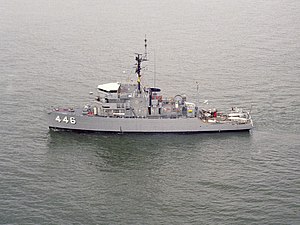 USS Fortify (MSO-446) probíhá v roce 1981.jpeg