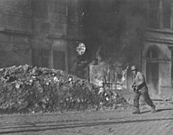Um militar americano combatendo em Aachen.