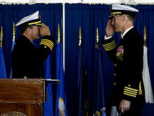 El capitán James A. Symonds, a la derecha, entrega al mando al capitán Terry B. Kraft (noviembre de 2005).