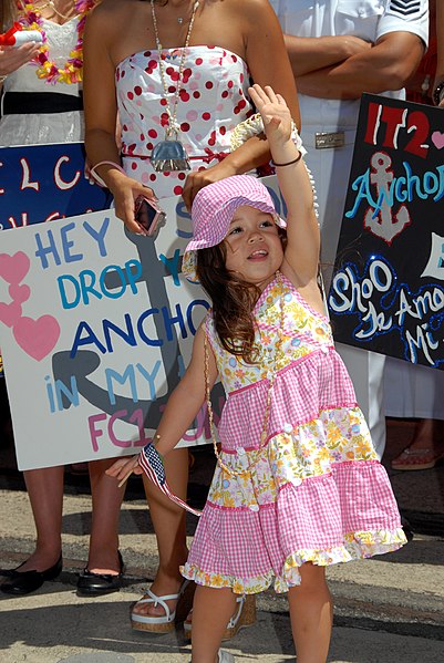 File:US Navy 080607-N-4965F-245 A child waves to a Sailor aboard the Arleigh Burke-class guided-missile destroyer USS Chafee (DDG 90) as she moors pier side at Naval Station Pearl Harbor.jpg