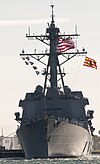 Az amerikai haditengerészet 101105-N-7948C-051 Az Arleigh Burke osztályú, irányított rakéták rombolójának előkészítő üzembe helyezési egysége (PCU) Jason Dunham (DDG 109) belép a Port Evergla.jpg oldalra.