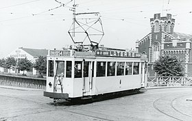 11. september 1954, Standard motorbuss mot Mont-sur-Marchienne Point du Jour krysser fengselsbrua foran Charleroi Sud stasjon.