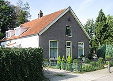 Voormalige dienstwoning voor beheerder van begraafplaats (in ca. 2005 gerenoveerd).