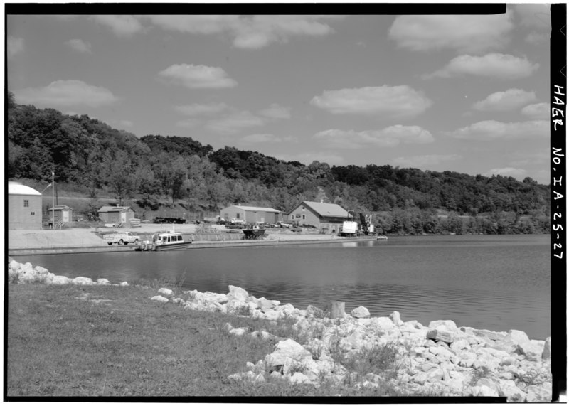 File:VIEW SHOWING SOUTH SIDE OF MISSISSIPPI RIVER RECREATION OFFICE BUILDING, LE CLAIRE BASE COMPOUND - Mississippi River 9-Foot Channel, Lock and Dam No. 14, Upper Mississippi HAER IOWA,82-LECLA.V,1-27.tif