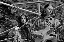 Vanha Isanta, a Finnish country rock band, performing at the Helsinki Festival's open-air concert in Kaivopuisto in 1974. Seppo Sillanpaa (violin) on the left and Olli Haavisto (guitar) on the right. Vanha-Isanta-1974-a.jpg