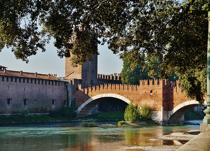 File:Verona Castelvecchio Ponte Scaligero 06.jpg