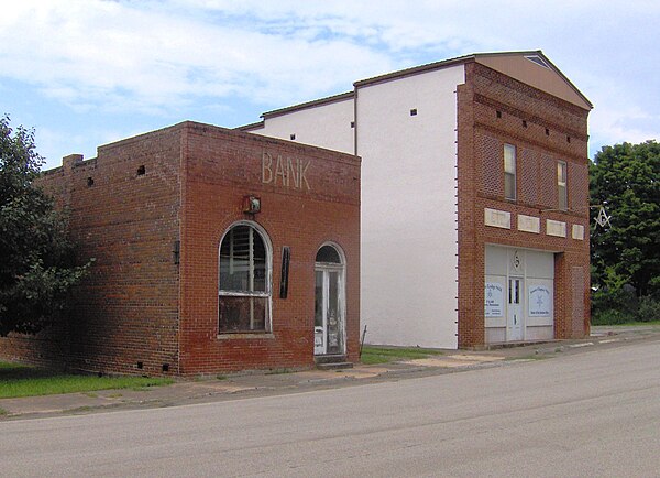 Old bank building and Order of the Eastern Star lodge in Vonore