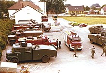 Flugplatz-Löschfahrzeuge der Bundeswehr, Löschzüge der freiwilligen Feuerwehr und Wasserwerfer (Wawe4000) der Bereitschaftspolizei Hannover sammeln sich 1975 in Eschede, während des Waldbrandes in der Lüneburger Heide