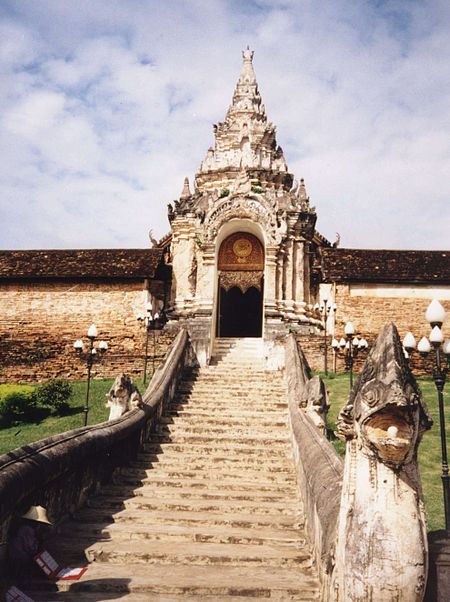 ไฟล์:Wat_Phra_Tat_Lampang_Luang_Naga_Staircase.jpg