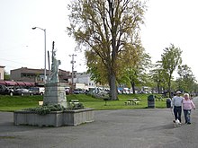 The statue in 2005