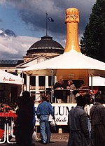 Thumbnail for File:Wiesbaden größte Sektfest-Veranstaltung auf der Rue Theatrium Wilhelmstraßenfest vor Kurhaus Foto Wolfgang Pehlemann Wiesbaden PICT0006.jpg